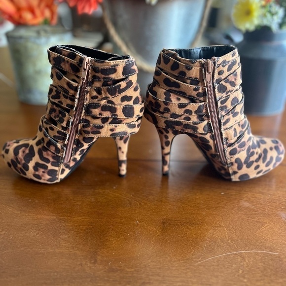 NWOT Charlotte Russe cheetah print zip bootie heels - Picture 8 of 13